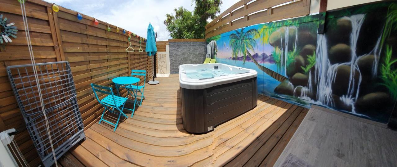 "Chez Claudia "Charmant Logement Avec Jacuzzi Privatif En Toute Intimite Sur Belle Terrasse Exterieure En Bois Et Piscine Courcelles Luaran gambar