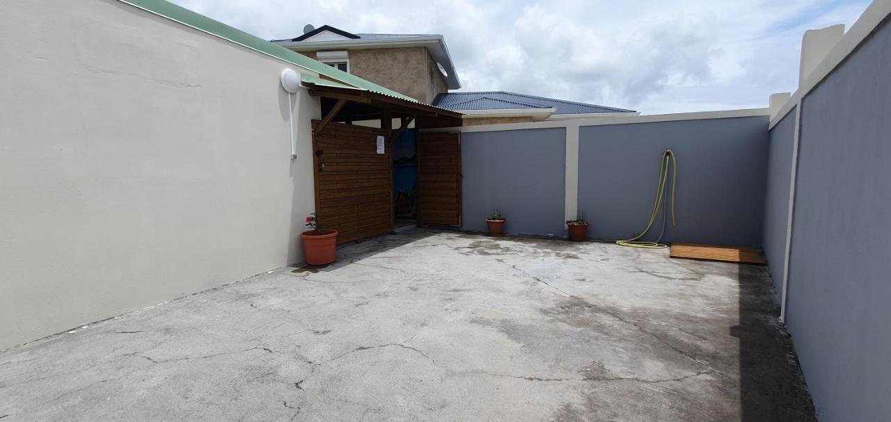 "Chez Claudia "Charmant Logement Avec Jacuzzi Privatif En Toute Intimite Sur Belle Terrasse Exterieure En Bois Et Piscine Courcelles Luaran gambar